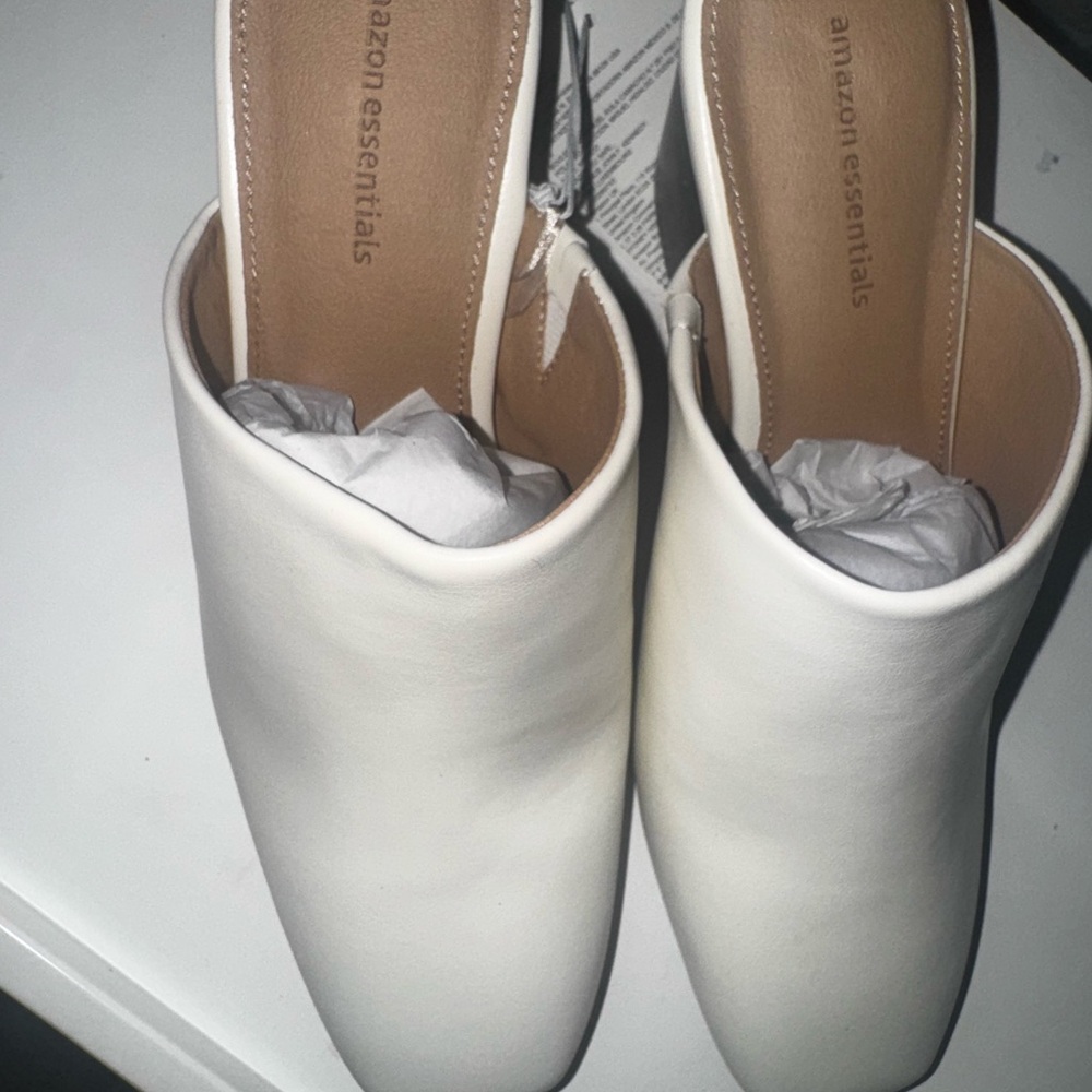 New Amazon Essentials White Mules with Black Heals 7.5 Women's - Picture 6 of 6